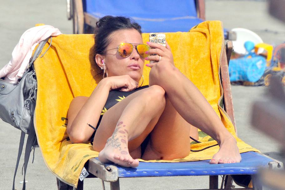 La showgirl Antonella Mosetti si rilassa sulla spiaggia di Fregene, approfittando del sole di fine agosto. Legata in passato al campione olimpico di scherma Aldo Montano, Antonella  ora fidanzata con Matteo Guazzo, attaccante della Virus Entella (Olycom)